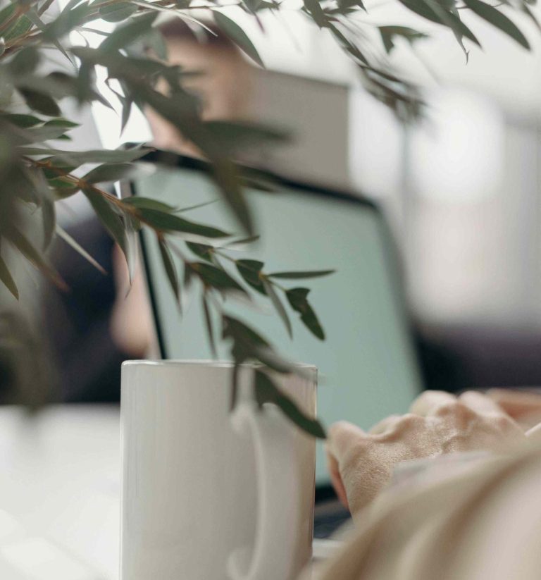 Assistante virtuelle travaillant sur ordinateur pour gestion administrative